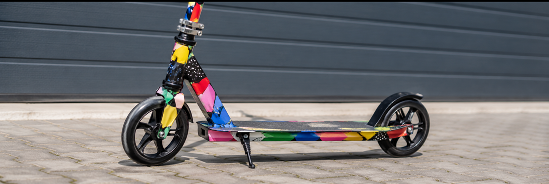 Kinderroller mit Wrapping Folie und bunten Folienresten in Berlin