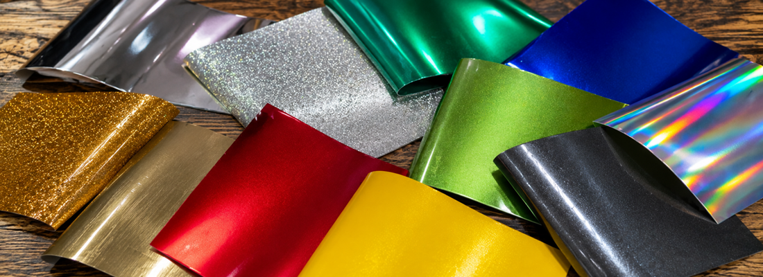 Metallic und Flipflop Wrapping Folien auf Tisch in München